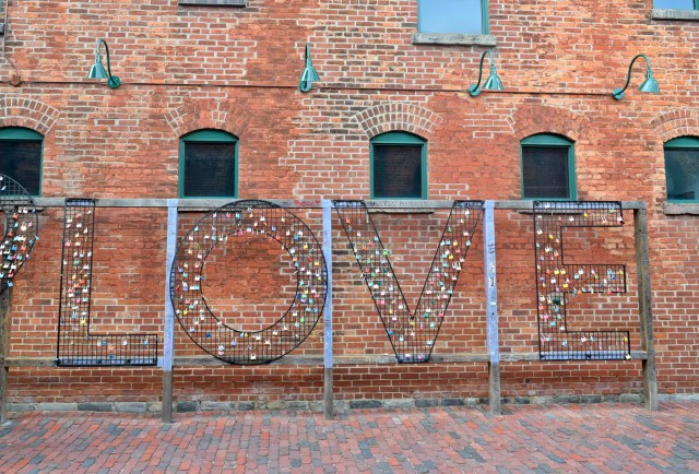 Neighborhoods in Toronto | RebeccaWanderlusting