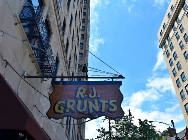 RJ Grunts, Lincoln Park, Chicago, RebeccaWanderlusting