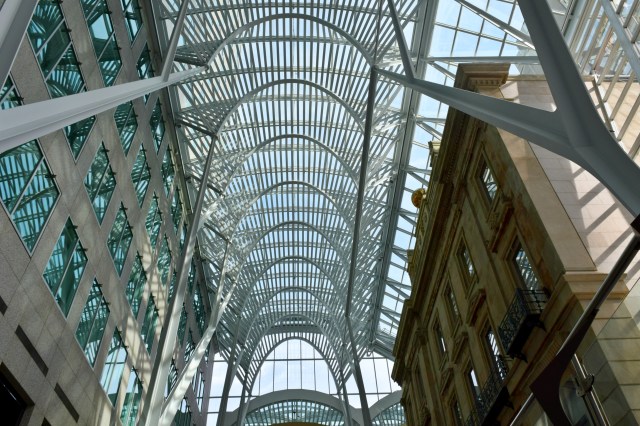 Tourists in Toronto | RebeccaWanderlusting