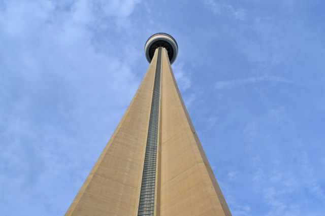 Tourists in Toronto | RebeccaWanderlusting