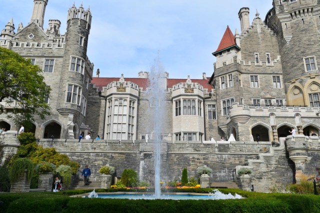 Tourists in Toronto | RebeccaWanderlusting